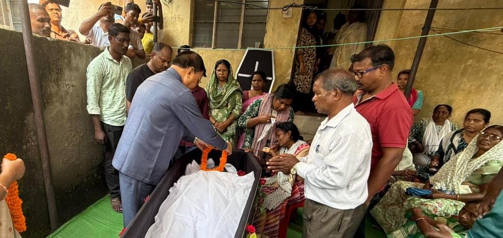 कोरबा :कैबिनेट मंत्री श्री देवांगन पुलिस लाइन कॉलोनी पहुंच कर दी श्रद्धांजलि, शोक संतृप्त परिवार जनों से मुलाकात कर बांटा दुख