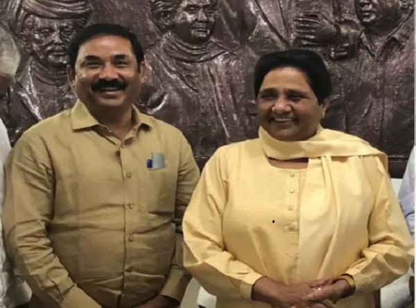 मायावती व आशाेक की फाेटाे मायावती व आशाेक की फाेटाे