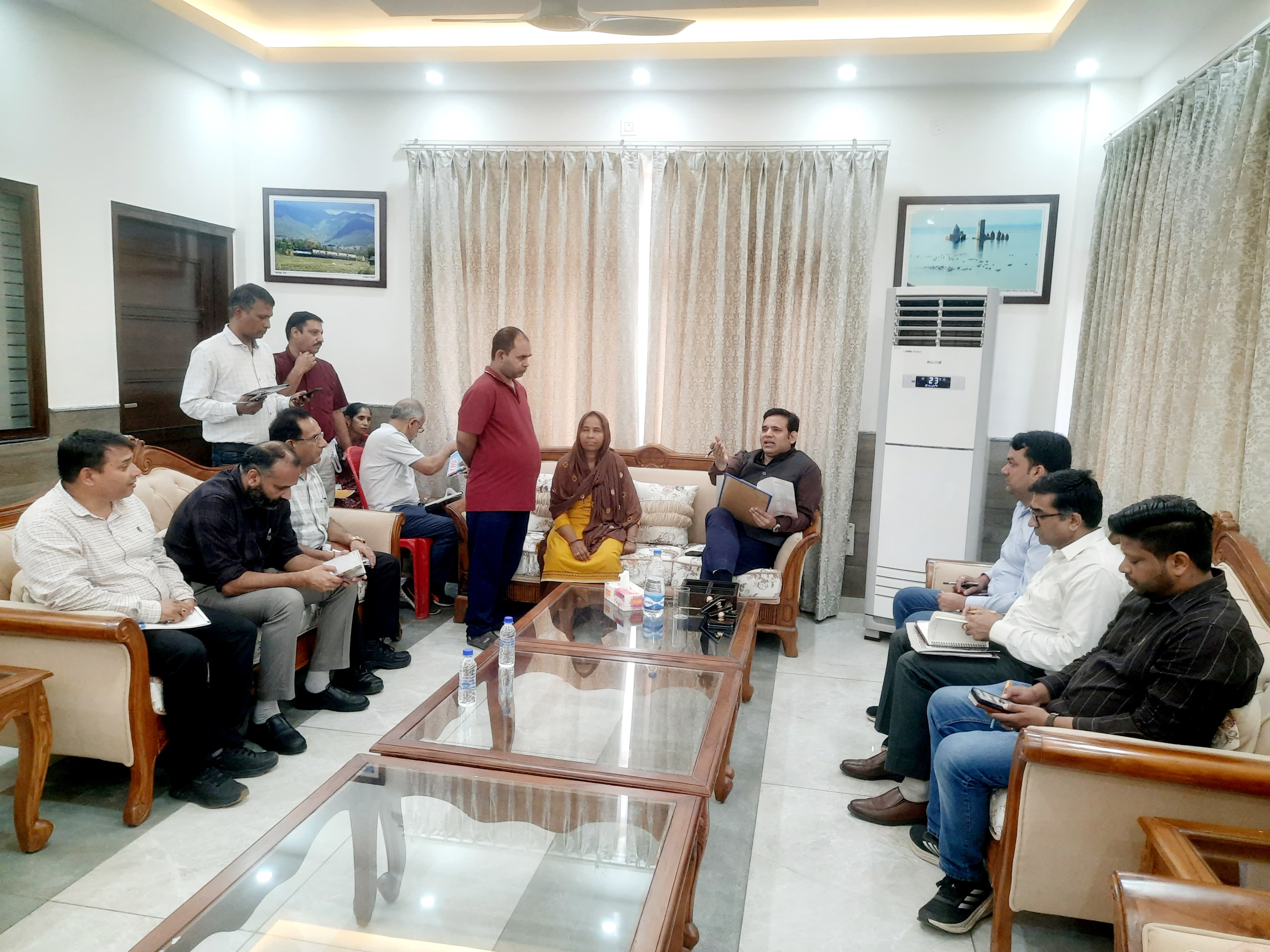 जनसमस्याएं सुनते हुए पर्यटन निगम के अध्यक्ष। जनसमस्याएं सुनते हुए पर्यटन निगम के अध्यक्ष।