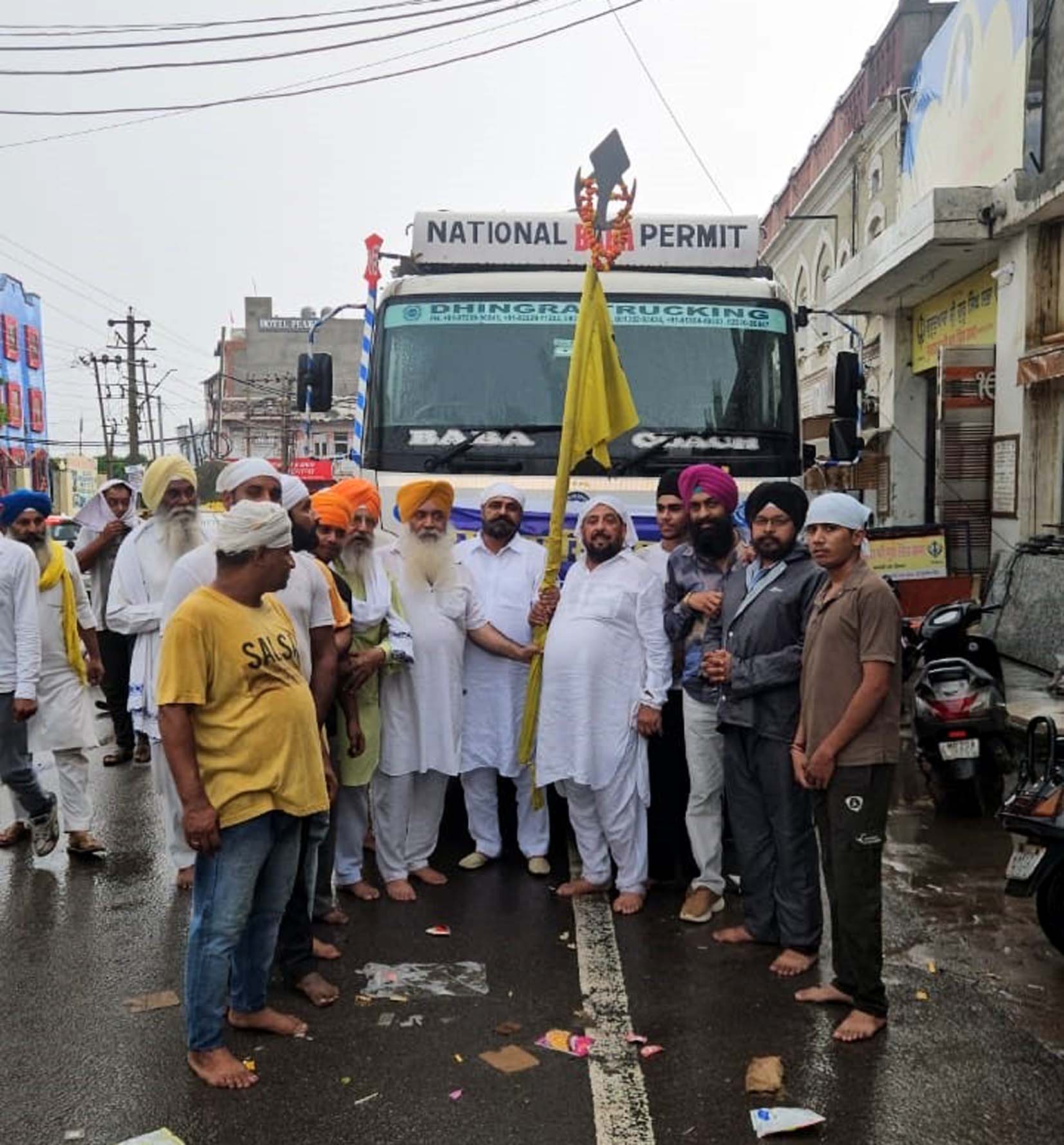 गुरुद्वारा श्री गुरु सिंह सभा नागोरी गेट हिसार के सदस्य राहत सामग्री भेजते हुए। गुरुद्वारा श्री गुरु सिंह सभा नागोरी गेट हिसार के सदस्य राहत सामग्री भेजते हुए।