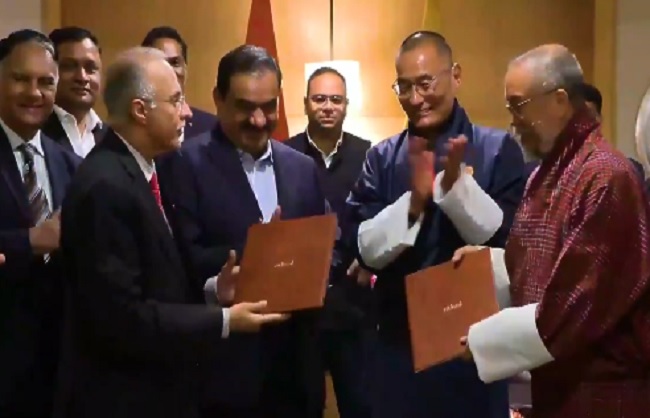 भूटान के प्रधानमंत्री दाशो शेरिंग तोबगे और गौतम अडाणी की उपस्थिति में समझौता
