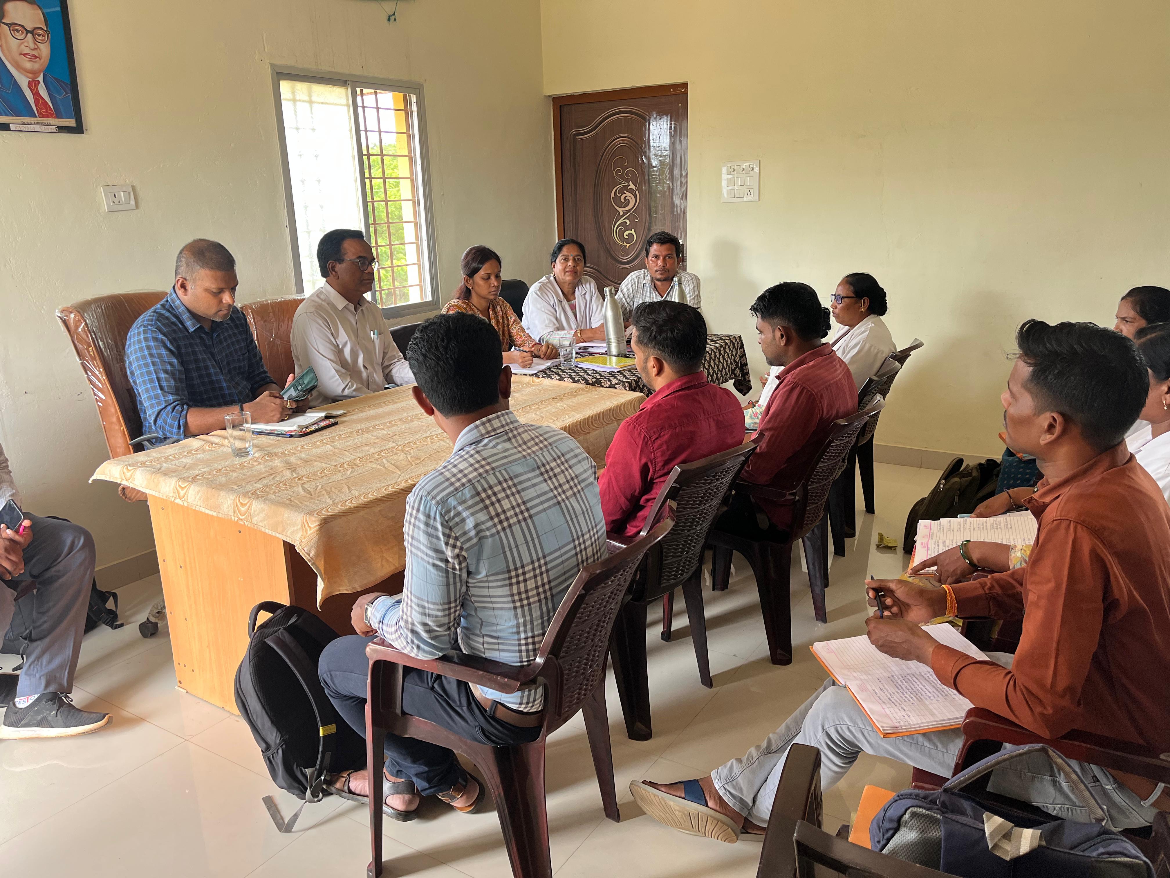 बैठक लेते हुए मुख्य चिकित्सा एवं स्वास्थ्य अधिकारी डा यू.एल. कौशिक।
