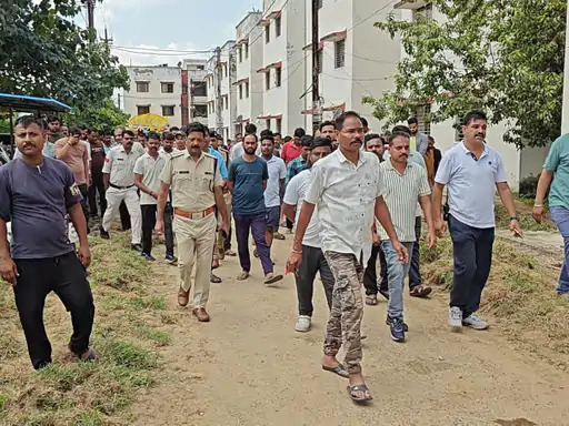 दिवंगत आरक्षक को श्रद्धांजलि देते