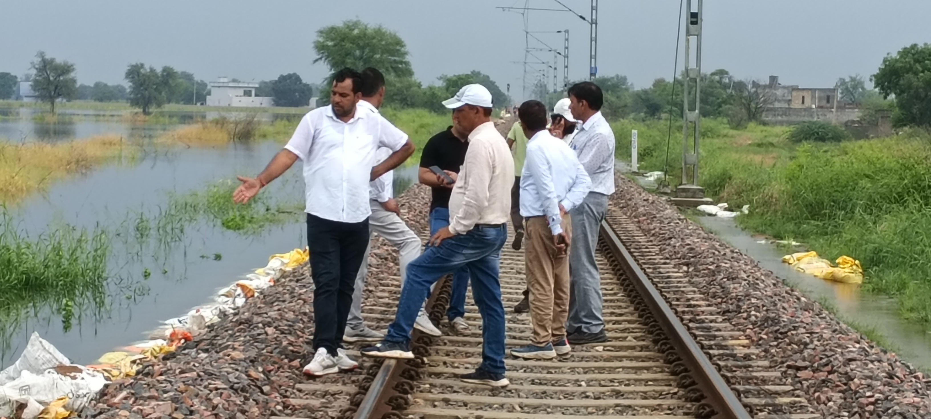 हिसार-सादुलपुर रेलवे ट्रैक का निरीक्षण करने पहुंचे रेलवे के अधिकारी।