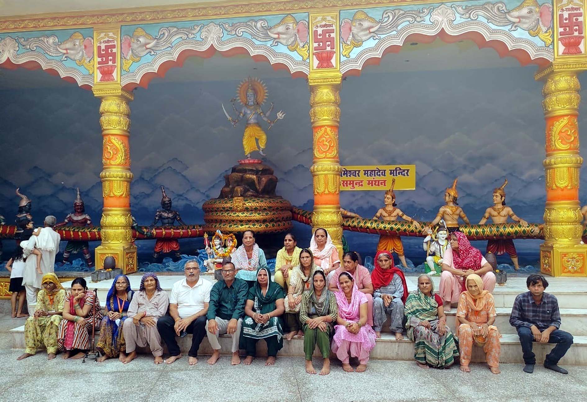 तीर्थ यात्रा के दौरान धार्मिक स्थलों के दर्शन करते मोक्ष वृद्धाश्रम के बुजुर्ग। तीर्थ यात्रा के दौरान धार्मिक स्थलों के दर्शन करते मोक्ष वृद्धाश्रम के बुजुर्ग।