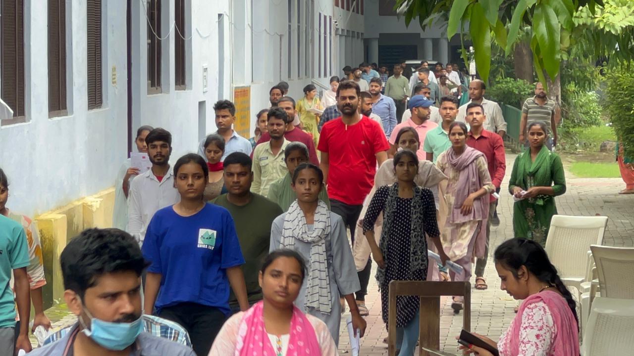दयानंद डिग्री कॉलेज में से परीक्षा देकर बाहर निकलते परीक्षार्थी। दयानंद डिग्री कॉलेज में से परीक्षा देकर बाहर निकलते परीक्षार्थी।