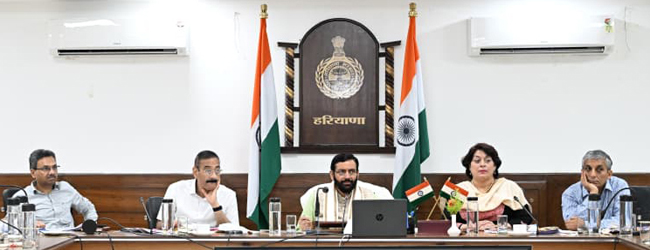 हरियाणा के मुख्यमंत्री नायब सैनी स्वच्छता पखवाड़े पर बैठक लेते हुए