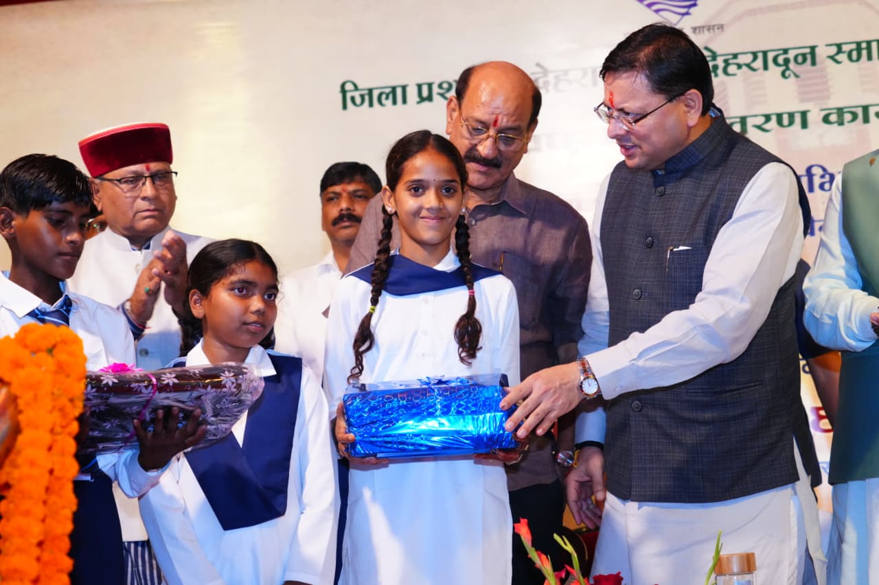 मुख्यमंत्री धामी बालक-बालिकाओं को भिक्षा वृत्ति से शिक्षा में दाखिला लेने वाले को सम्मानित करते। मुख्यमंत्री धामी बालक-बालिकाओं को भिक्षा वृत्ति से शिक्षा में दाखिला लेने वाले को सम्मानित करते।