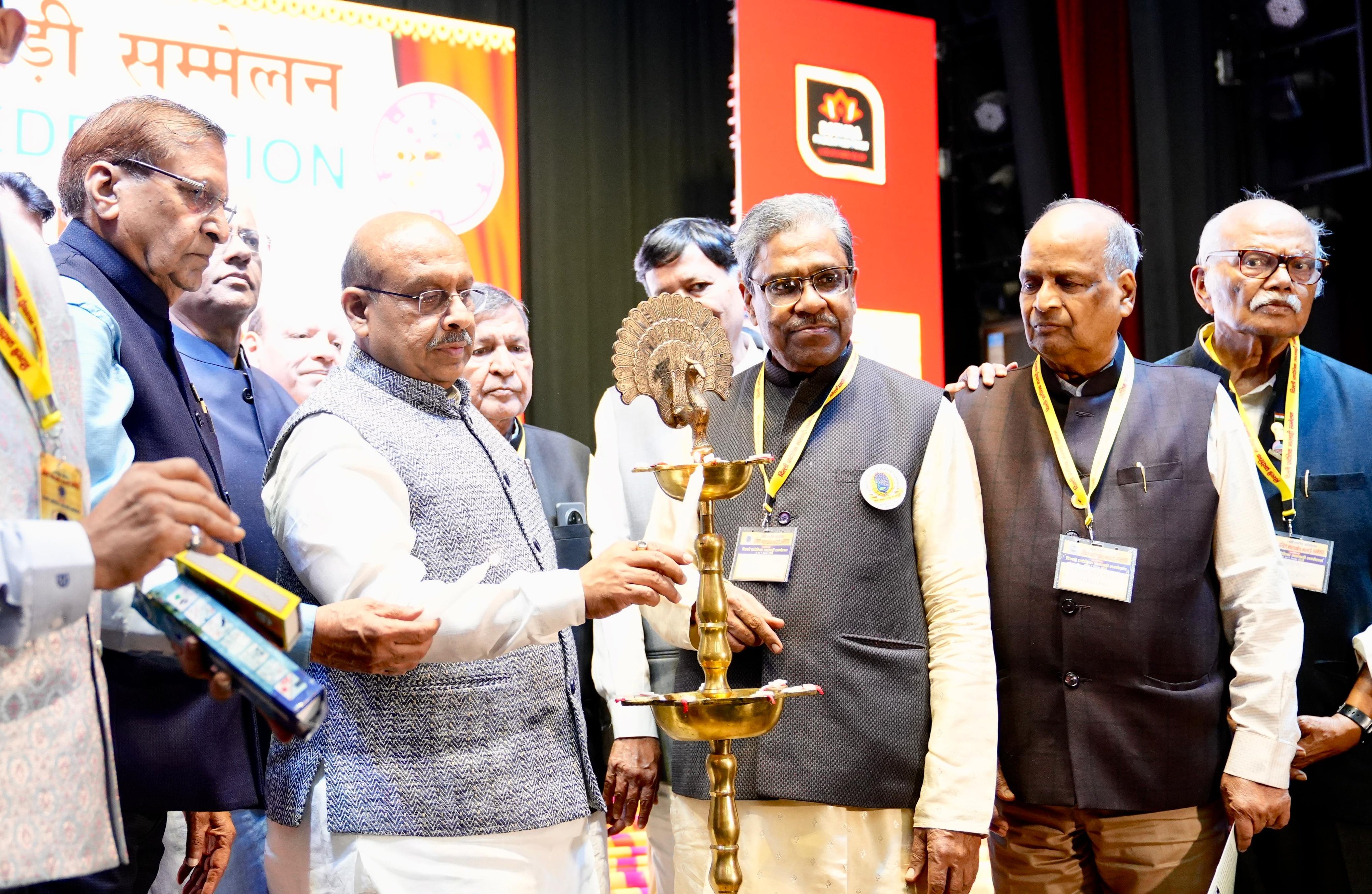 दिल्ली के छतरपुर स्थित अध्यात्म साधना केंद्र में शनिवार को अखिल भारतवर्षीय मारवाड़ी सम्मेलन के 28वें राष्ट्रीय अधिवेशन का उद्घाटन करते दिल्ली विधानसभा अध्यक्ष विजेंद्र गुप्ता