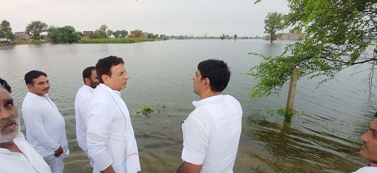 ग्रामीण क्षेत्रों में जायजा लेते रणदीप सुरजेवाला। ग्रामीण क्षेत्रों में जायजा लेते रणदीप सुरजेवाला।