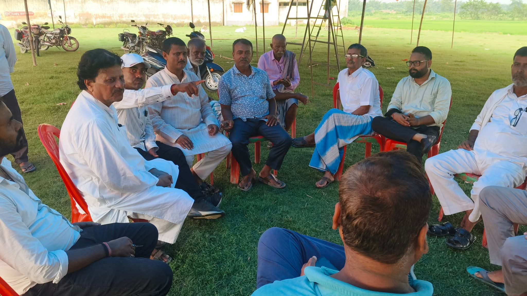 अररिया फोटो:कार्यक्रम स्थल पर पूर्व मंत्री एवं भाजपा जिलाध्यक्ष