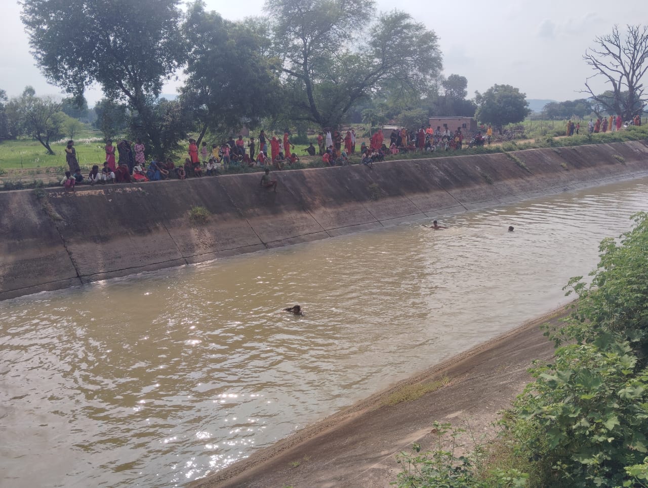 मुडपेली गाँव स्थित बाण सागर नहर में डूबे बालक को खोजते ग्रामीण मुडपेली गाँव स्थित बाण सागर नहर में डूबे बालक को खोजते ग्रामीण