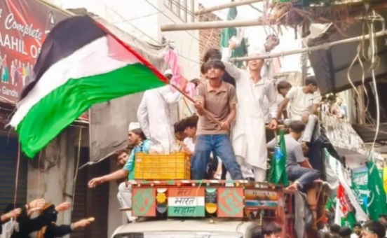 मुरादाबाद में ईद मिलादुन्नबी के जुलूस में एक वाहन पर सवार युवक फिलिस्तीनी झंडा लहराते हुए। मुरादाबाद में ईद मिलादुन्नबी के जुलूस में एक वाहन पर सवार युवक फिलिस्तीनी झंडा लहराते हुए।