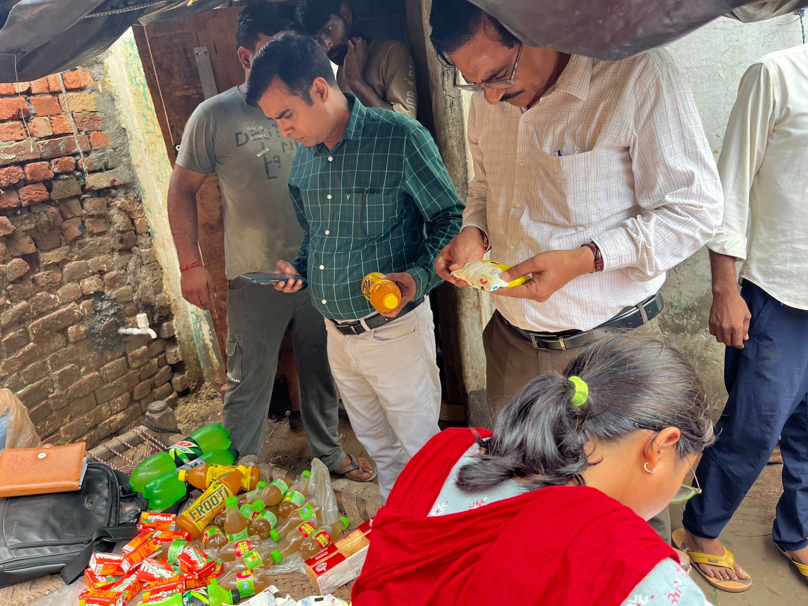 छापेमारी करते खाद्य सुरक्षा विभाग की टीम छापेमारी करते खाद्य सुरक्षा विभाग की टीम