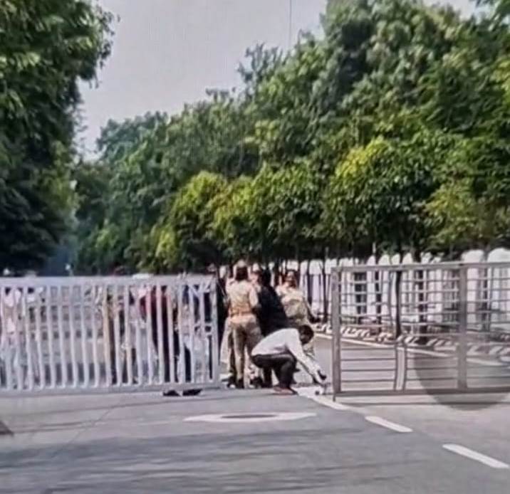 युवती को बचाते सुरक्षाकर्मी युवती को बचाते सुरक्षाकर्मी