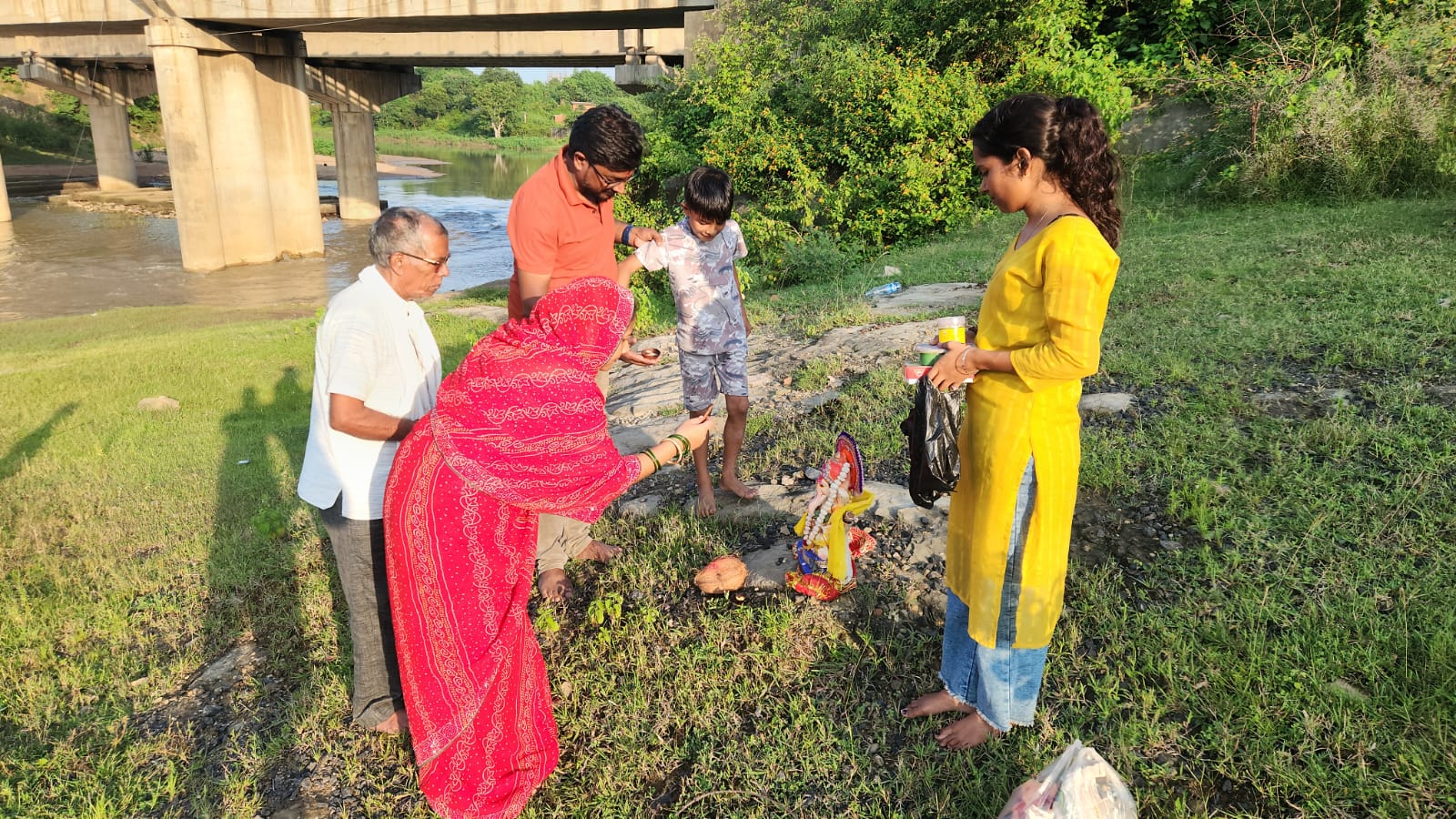 गणेश  विसर्जन के पूर्व पूजन करते
