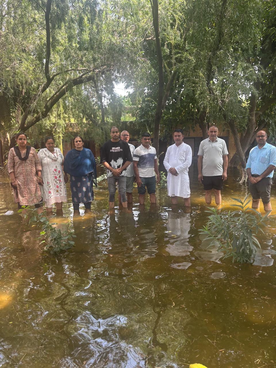 गांव छुड़ानी के सरकारी स्कूल में सरपंच को जलभराव की स्थिति दिखाते अध्यापक।