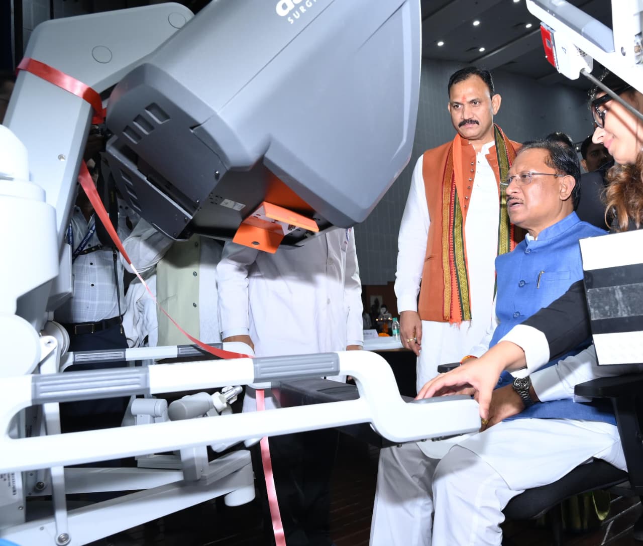 अखिल भारतीय आयुर्विज्ञान संस्थान (एम्स) में रोबोटिक सर्जिकल सिस्टम ‘देव हस्त’ का शुभारंभ करते मुख्यमंत्री विष्णुदेव साय अखिल भारतीय आयुर्विज्ञान संस्थान (एम्स) में रोबोटिक सर्जिकल सिस्टम ‘देव हस्त’ का शुभारंभ करते मुख्यमंत्री विष्णुदेव साय