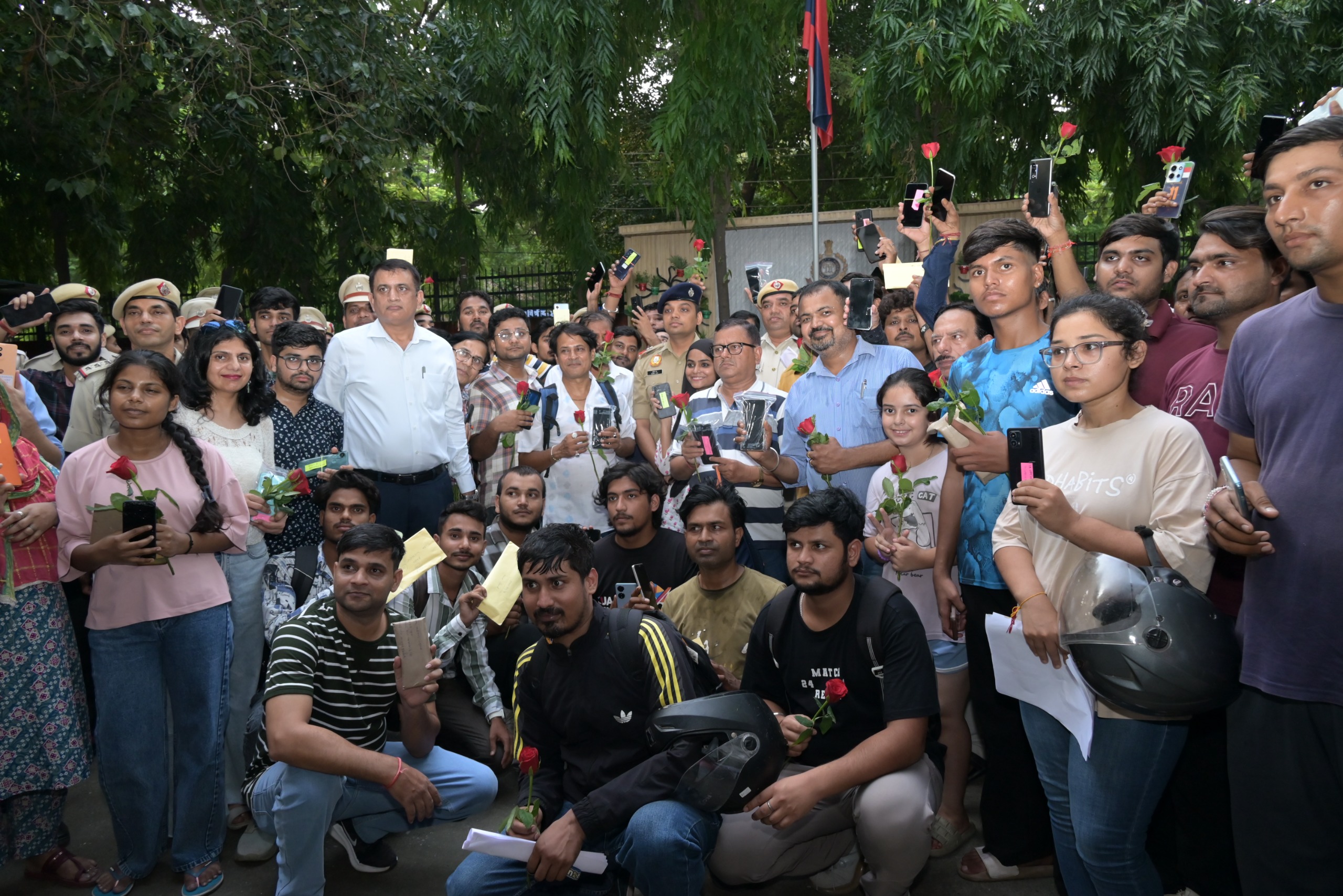 पुलिस से माेबाइल मिलने वाले लोगों की फोटो पुलिस से माेबाइल मिलने वाले लोगों की फोटो