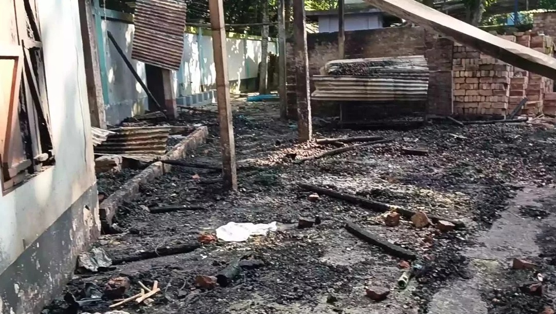 बंदरगाह शहर चटगांव में नूरल पगला की दरगाह पर हमले के बाद कब्र पर आग लगा दी गई। फोटो - ढाका ट्रिब्यून