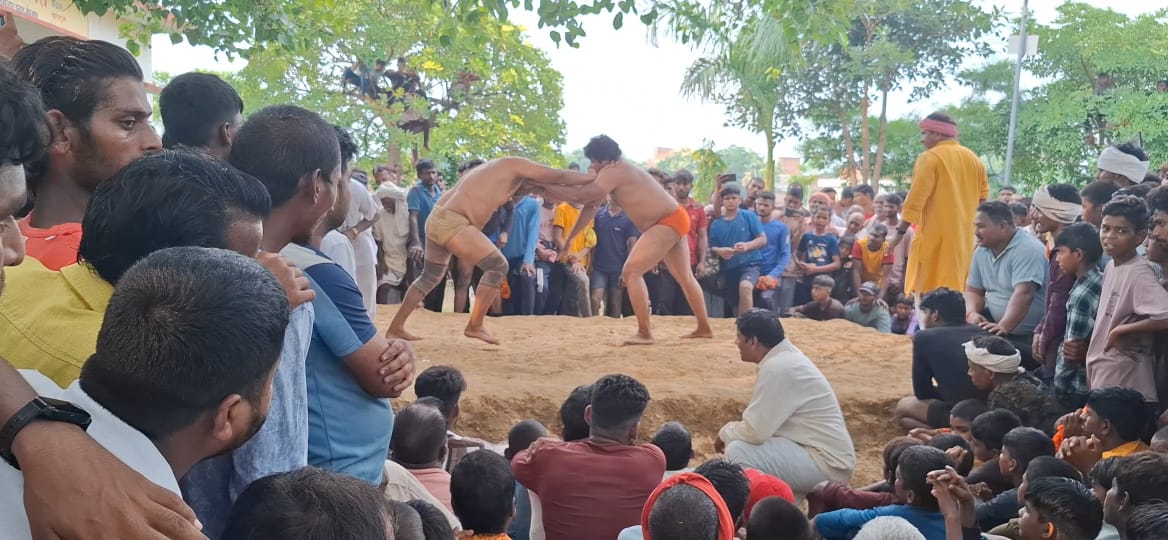 कुश्ती प्रतियोगिता में जोर अजमाइश करते पहलवान। कुश्ती प्रतियोगिता में जोर अजमाइश करते पहलवान।