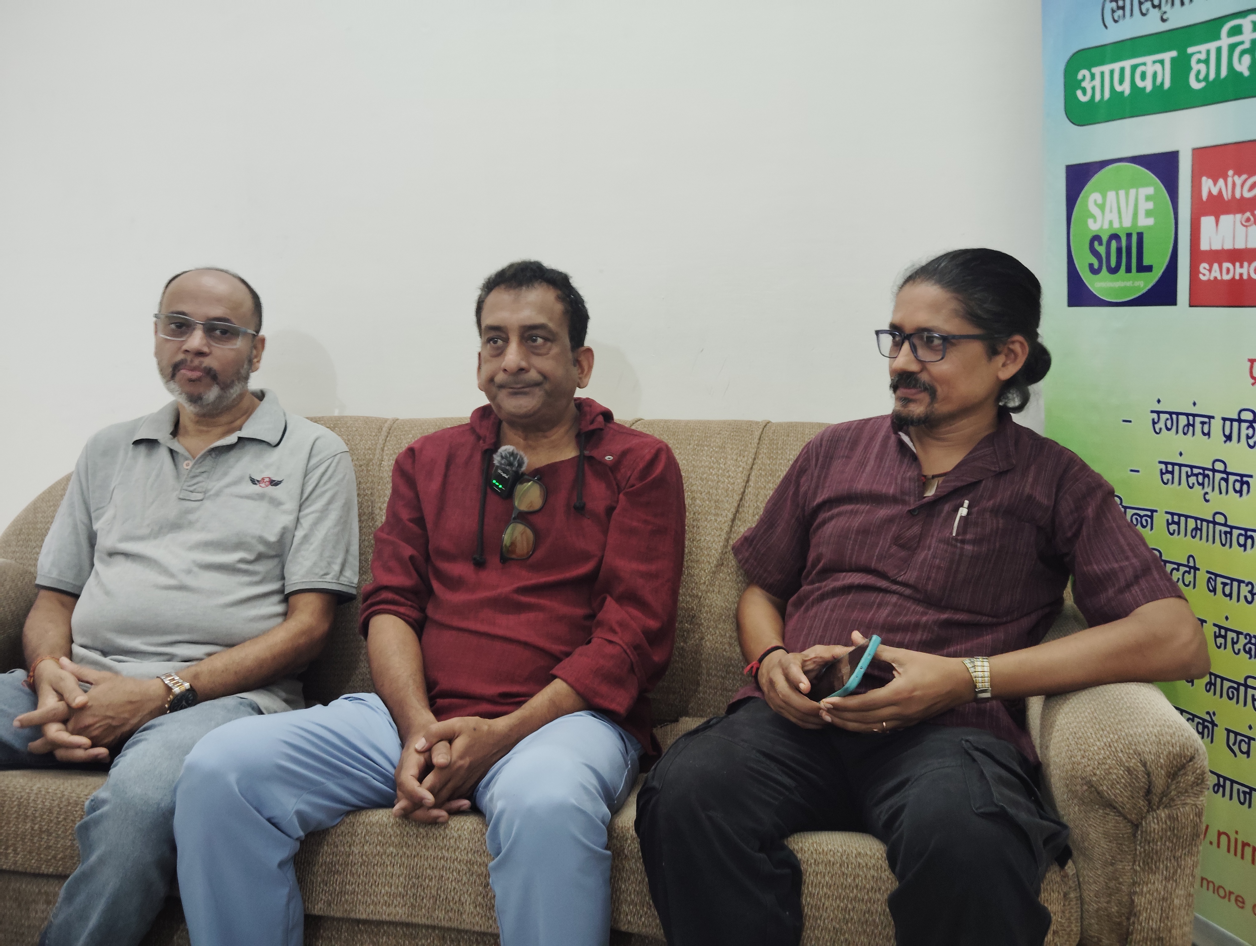 हेमंत पांडे ( बीच में )के साथ नारायण चौहान व दीप अंजुम