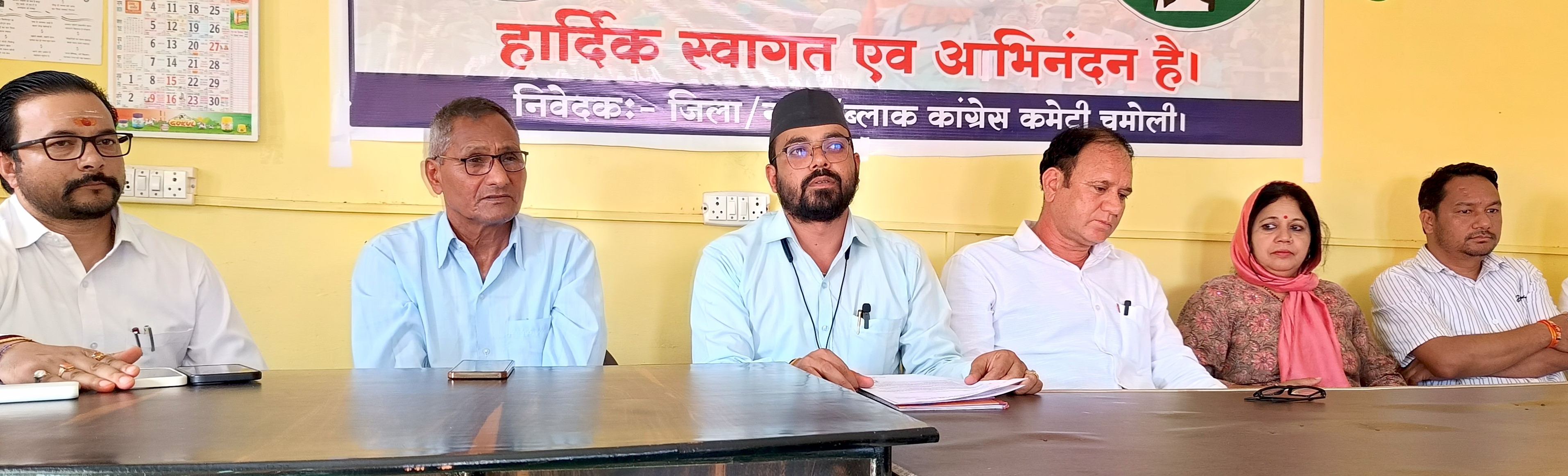 गोपेश्वर में पत्रकारों से बात करते हुए कांग्रेस जिलाध्यक्ष मुकेश नेगी। गोपेश्वर में पत्रकारों से बात करते हुए कांग्रेस जिलाध्यक्ष मुकेश नेगी।