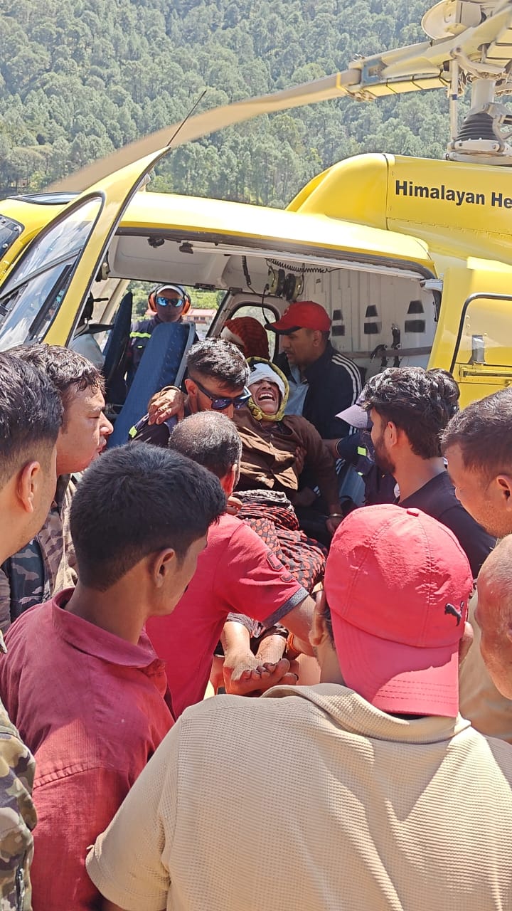 घायल महिलाओं अस्पताल पहुंचाती टीम। घायल महिलाओं अस्पताल पहुंचाती टीम।