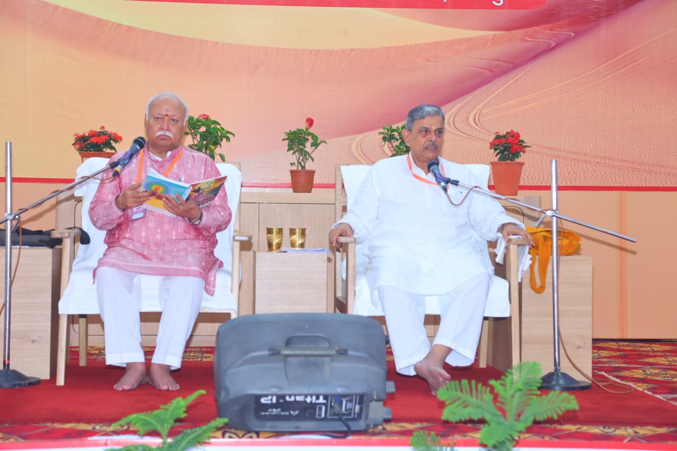 भारत माता के चित्र के समक्ष पुष्पार्चन के साथ समन्वय बैठक आरम्भ भारत माता के चित्र के समक्ष पुष्पार्चन के साथ समन्वय बैठक आरम्भ