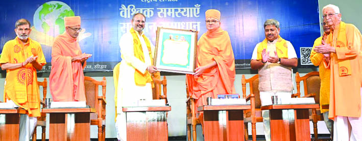 संगोष्ठी के दौरान सम्मान करते हुए