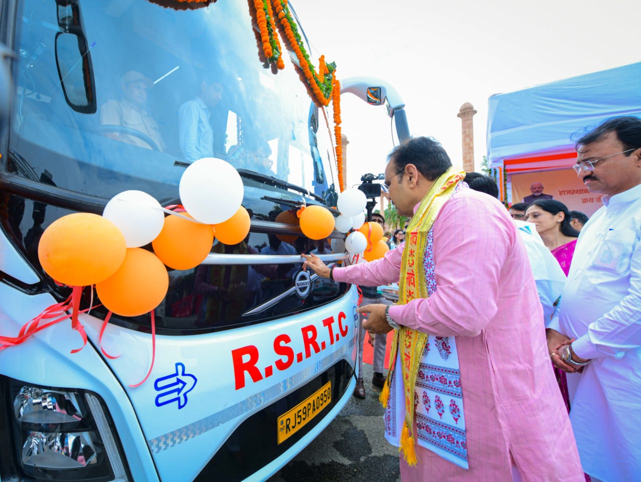 मुख्यमंत्री ने आरएसआरटीसी की 160 ब्लू लाइन एक्सप्रेस नई बसों को दिखाई हरी झंडी मुख्यमंत्री ने आरएसआरटीसी की 160 ब्लू लाइन एक्सप्रेस नई बसों को दिखाई हरी झंडी
