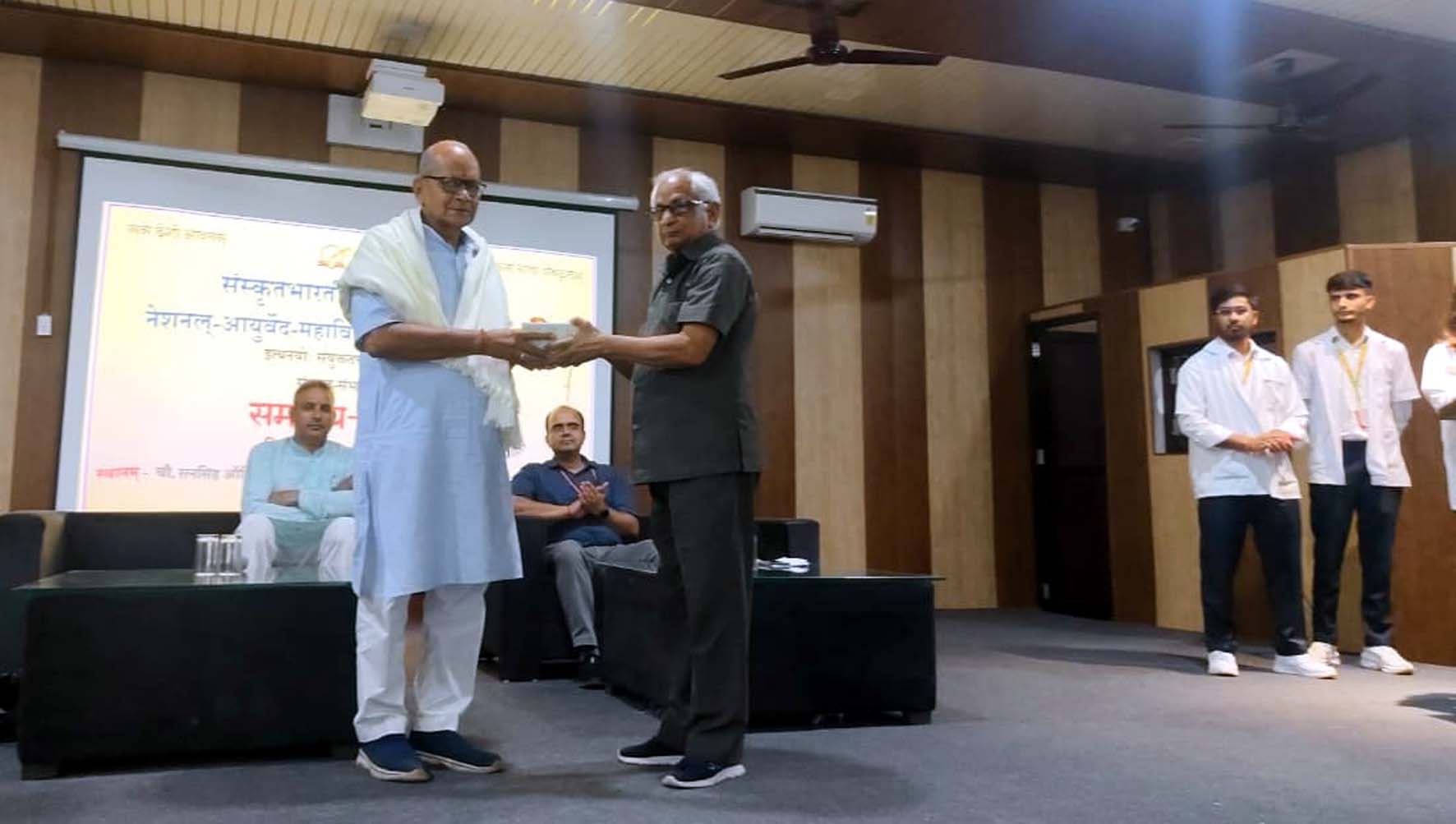 कार्यक्रम में उपस्थित मुख्य  अतिथि व अन्य।