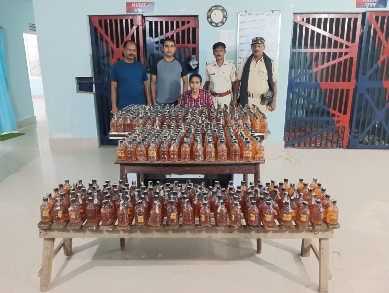 नेपाल बॉर्डर पर पुलिस की बड़ी कार्रवाई , 138 लीटर नेपाली शराब जब्त नेपाल बॉर्डर पर पुलिस की बड़ी कार्रवाई , 138 लीटर नेपाली शराब जब्त