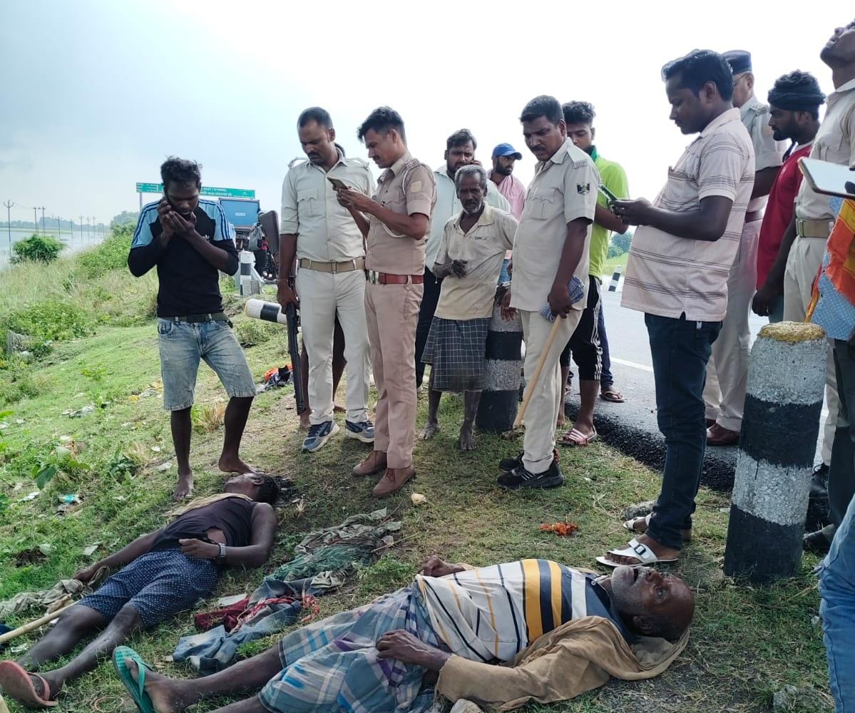 घटना स्थल पर मृतक व पुलिस