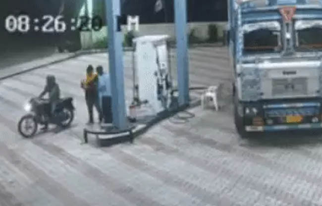 सोनीपत: सीसीटीवी फूटेज में बाइक सवार दिखाई दे रहे हैं सोनीपत: सीसीटीवी फूटेज में बाइक सवार दिखाई दे रहे हैं