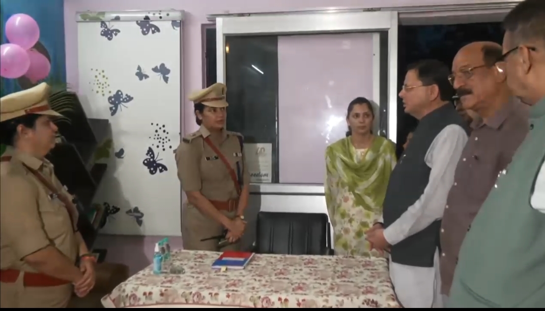 मुख्यमंत्री डालनवाला थाने में स्थापित बाल थाने का निरीक्षण  करते।