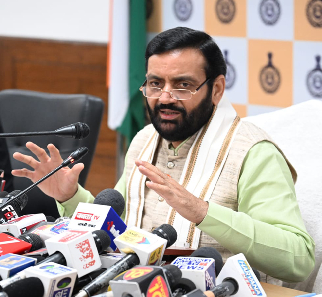 हरियाणा के मुख्यमंत्री नायब सैनी पत्रकारों से बातचीत करते हुए हरियाणा के मुख्यमंत्री नायब सैनी पत्रकारों से बातचीत करते हुए