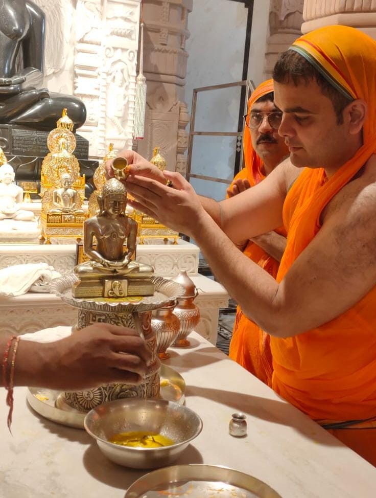 पूजा करते श्रद्धालु पूजा करते श्रद्धालु