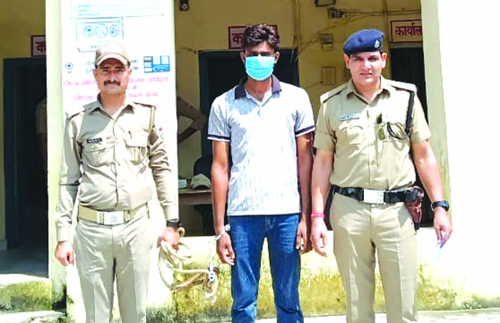 पुलिस गिरफ्त में आरोपित पुलिस गिरफ्त में आरोपित