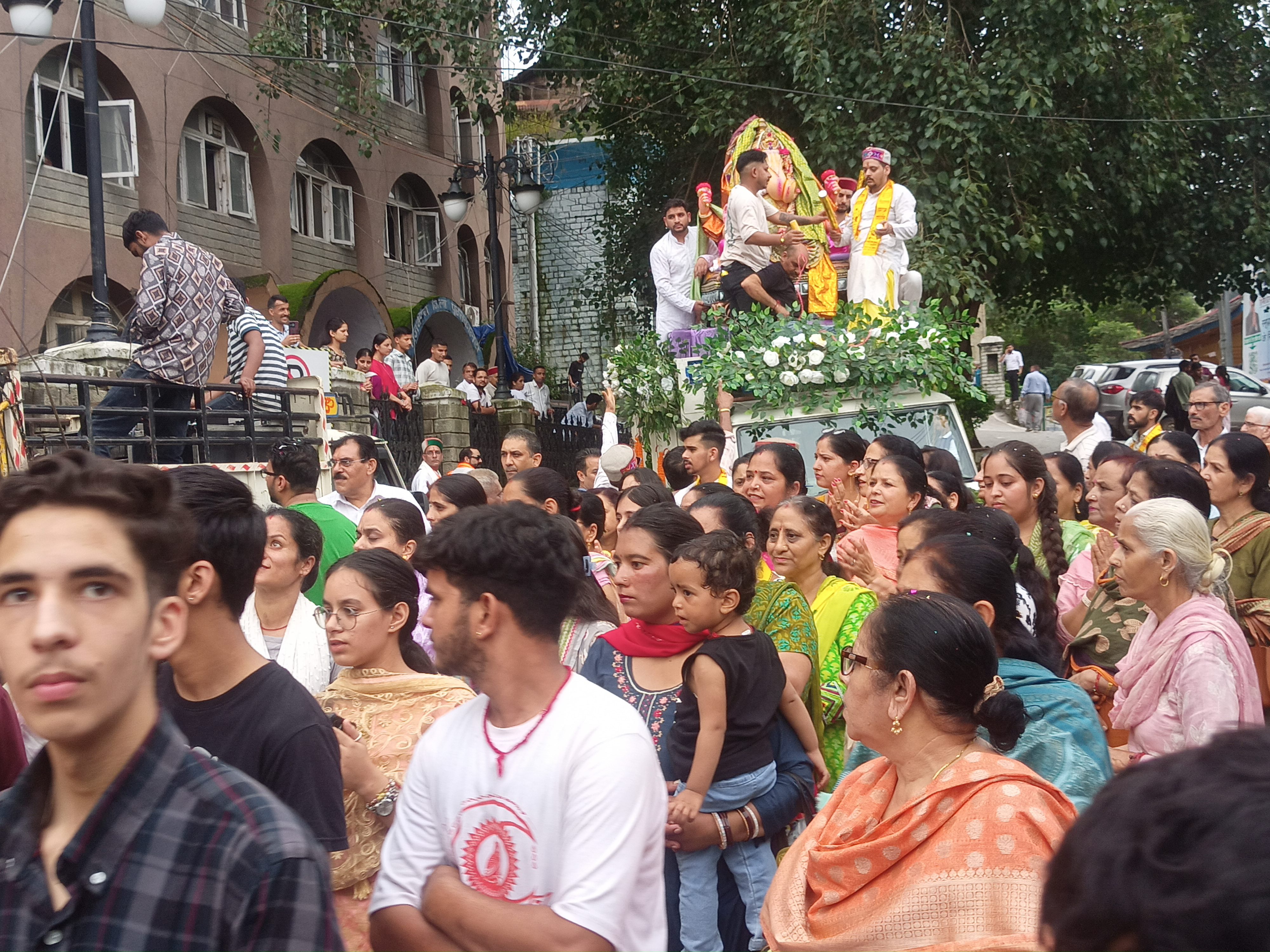 मंडी शहर में गणेश प्रतिमा को विसर्जन के लिए ले जाते हुए। मंडी शहर में गणेश प्रतिमा को विसर्जन के लिए ले जाते हुए।