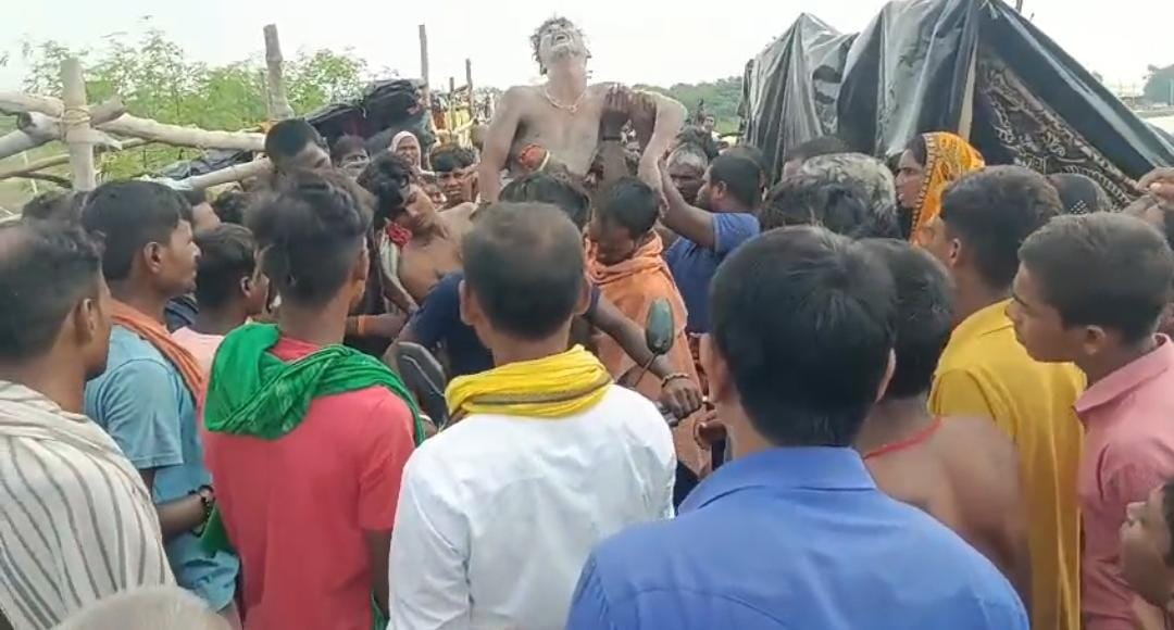 मौके पर मौजूद लोग मौके पर मौजूद लोग