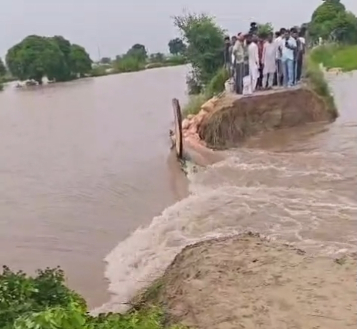 गांव पनिहारी के निकट घग्गर में आई दरार से खेतों की ओर जाता पानी। गांव पनिहारी के निकट घग्गर में आई दरार से खेतों की ओर जाता पानी।