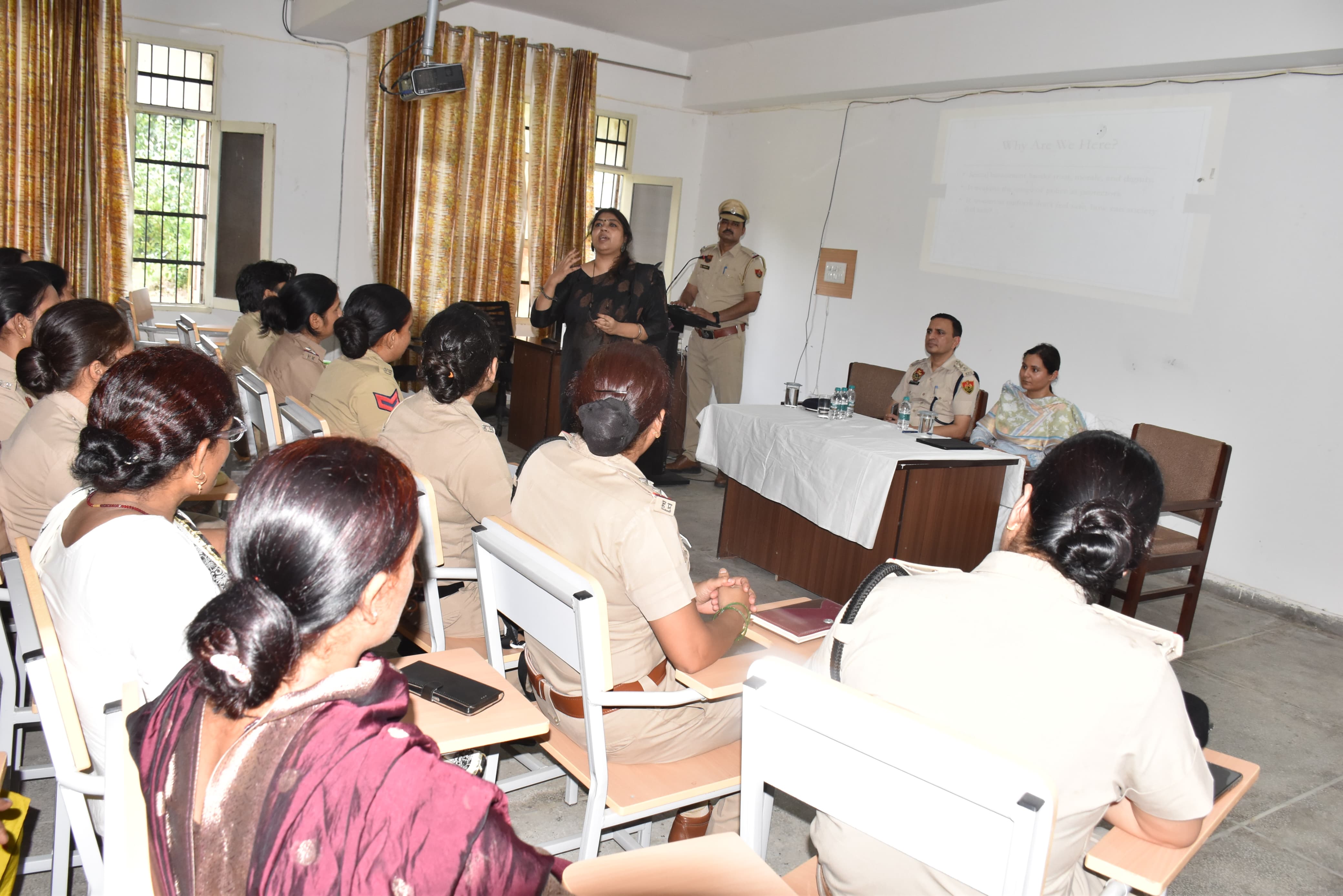 सेमिनार में महिलाओं को उनके अधिकारों के प्रति जागरूक करती पुलिस उपायुक्त जसलीन कौर। सेमिनार में महिलाओं को उनके अधिकारों के प्रति जागरूक करती पुलिस उपायुक्त जसलीन कौर।