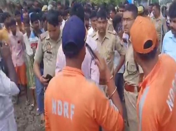 घटनास्थल पर पहुंची एनडीआरएफ टीम और प्रशासनिक अधिकारी घटनास्थल पर पहुंची एनडीआरएफ टीम और प्रशासनिक अधिकारी