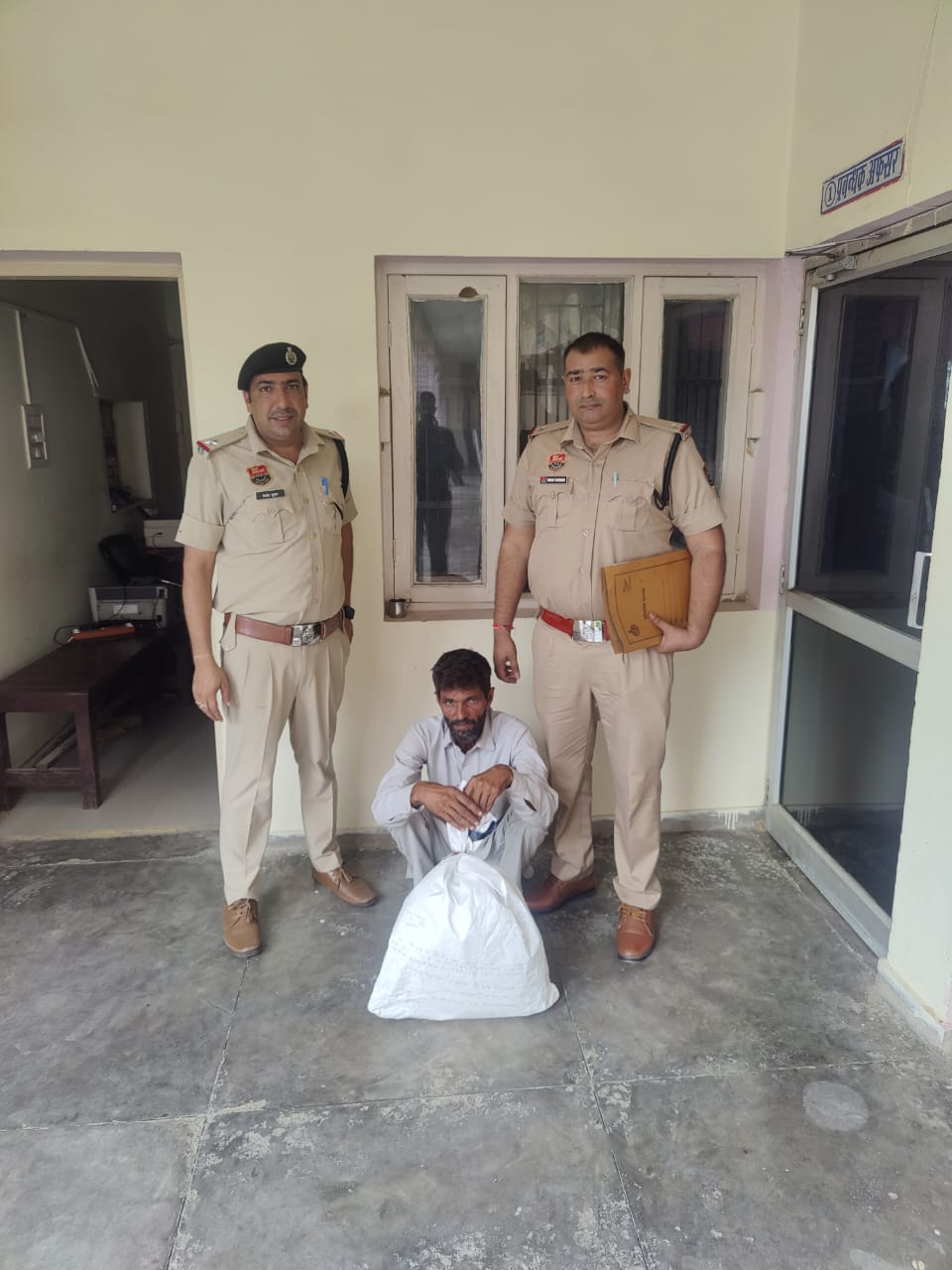 पुलिस गिरफ्त में नशा तस्कर। पुलिस गिरफ्त में नशा तस्कर।