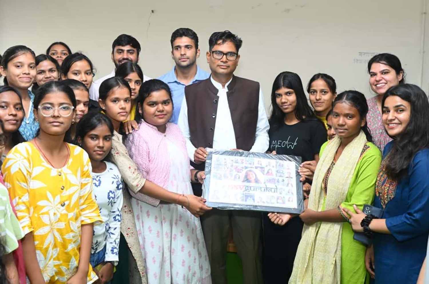 प्रयास आवासीय विद्यालय के विद्यार्थियों से  मुलाकात करते मंत्री ओपी चाैधरी
