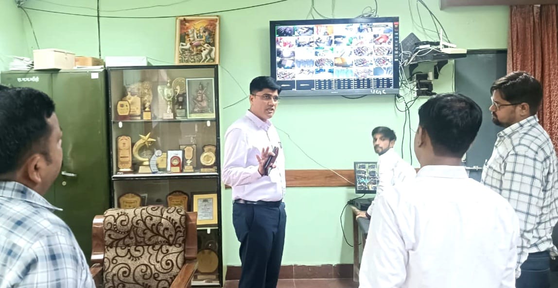 कंट्रोल रूम से नजर रखते अधिकारी