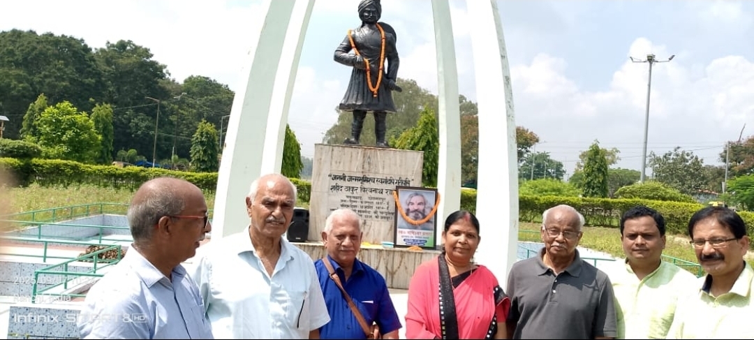 शहीद ठाकुर विश्वनाथ शाहदेव को श्रद्धांजलि देते लोग शहीद ठाकुर विश्वनाथ शाहदेव को श्रद्धांजलि देते लोग