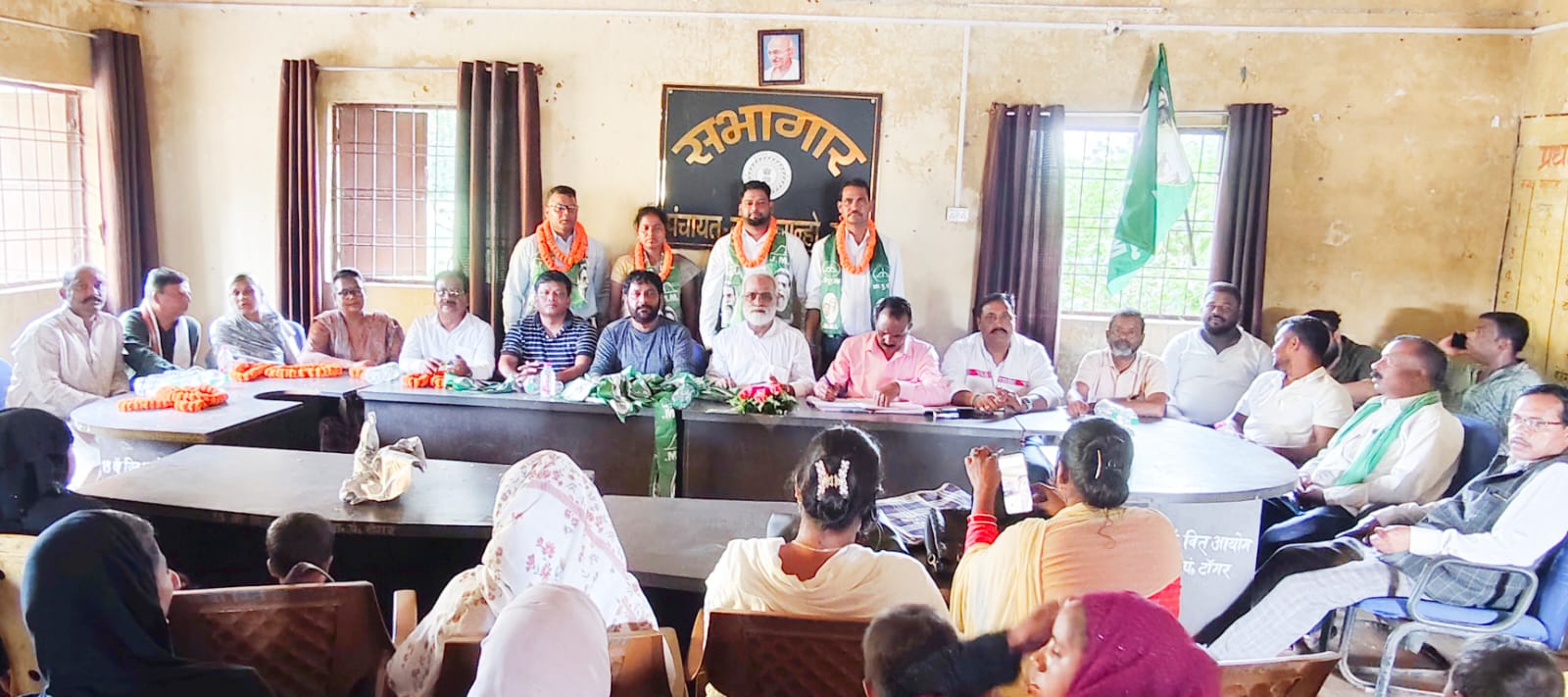 बैठक में नवनियुक्त अध्यक्ष आजाद समेत जिला कमेटी के लोग बैठक में नवनियुक्त अध्यक्ष आजाद समेत जिला कमेटी के लोग