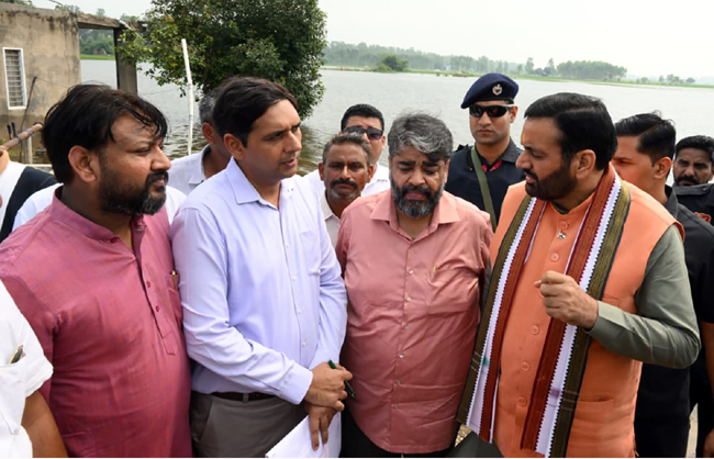 हरियाणा के मुख्यमंत्री नायब सैनी अंबाला में बाढ़ प्रभावित क्षेत्राें का दाैरा करते हुए हरियाणा के मुख्यमंत्री नायब सैनी अंबाला में बाढ़ प्रभावित क्षेत्राें का दाैरा करते हुए